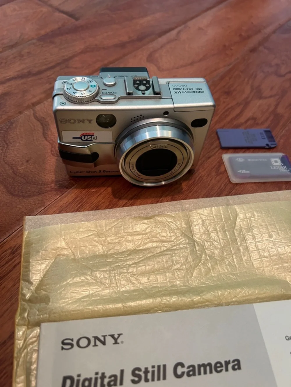 Sony Cyber-Shot DSC-V1 Digital Still Camera W/ Memory Sticks, Charging Code, Man